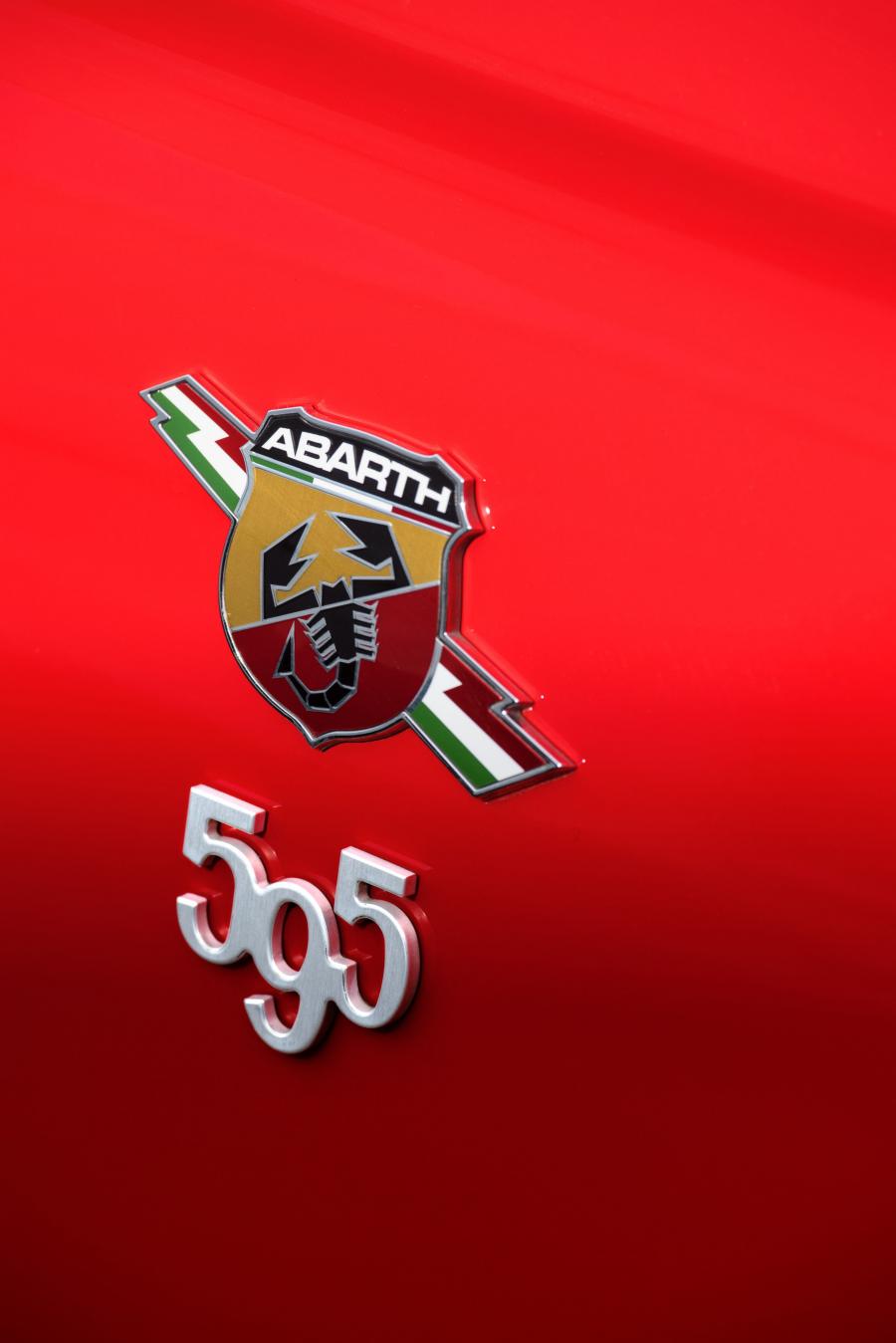 Логотип Abarth 595 Competizione (312) 2016 года  (UK) (фото 8 из 25)